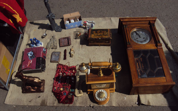 старинные вещи на блошином рынке в Казани