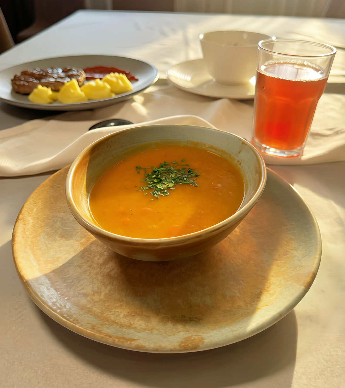 плескавица с сыром и картофелем в балканском ресторане