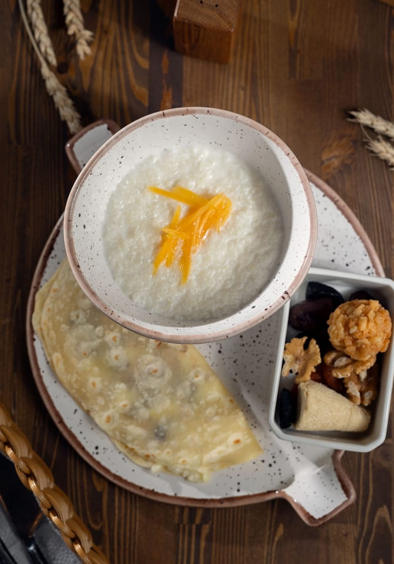 традиционные блюда с сыром и овощами в сытной подаче