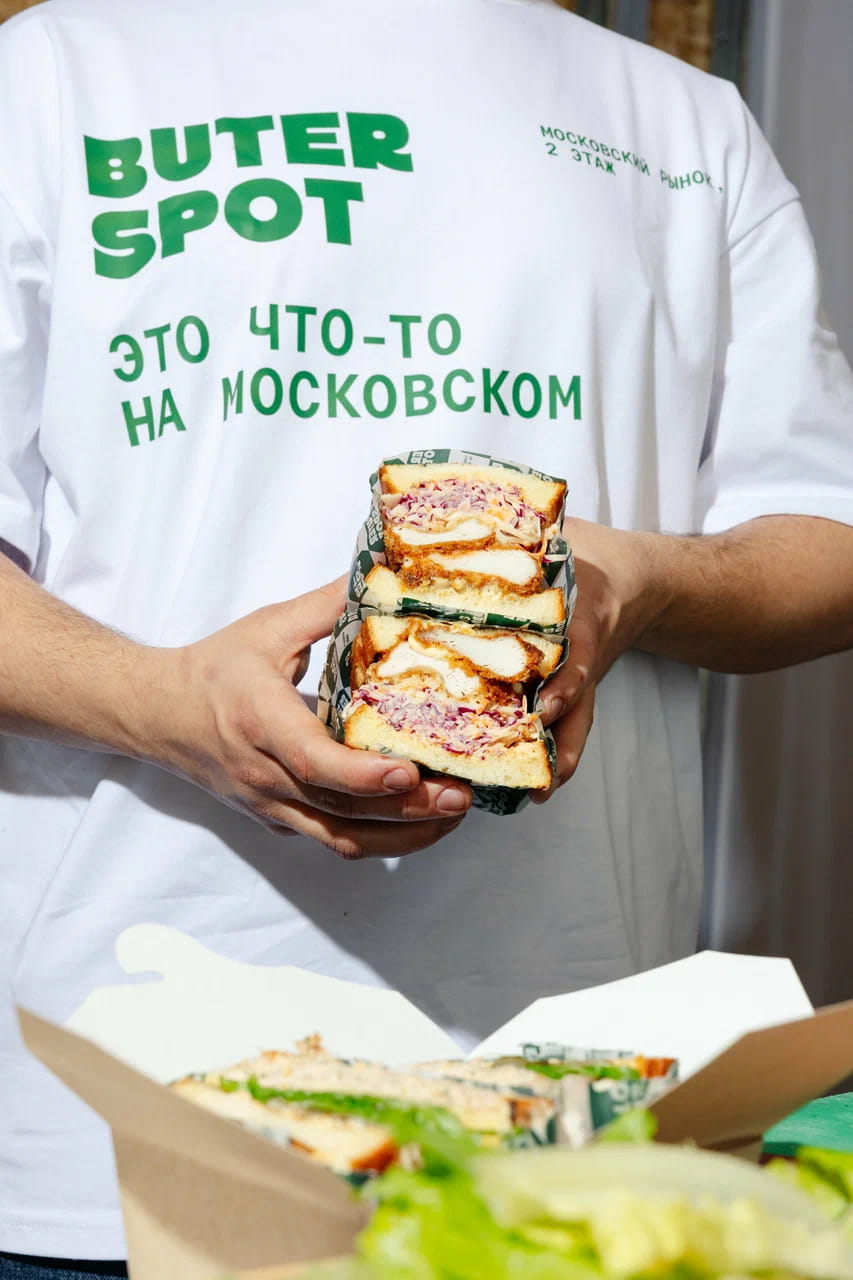 горячий сэндвич с хрустящей булочкой и соусом
