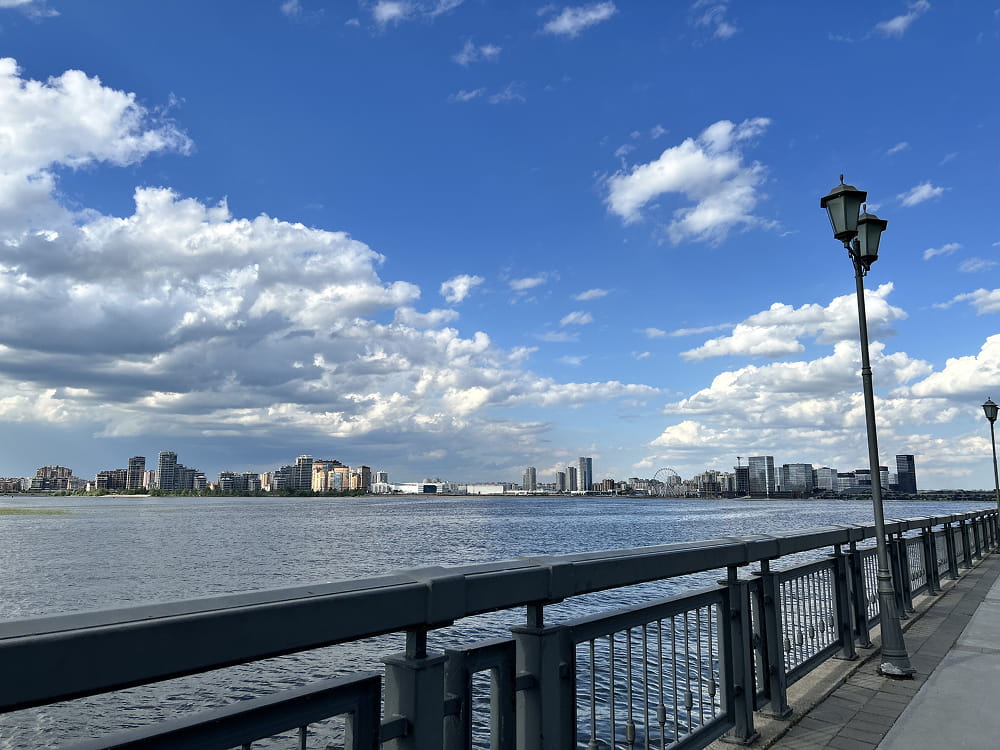 Вид на городскую прогулочную территорию