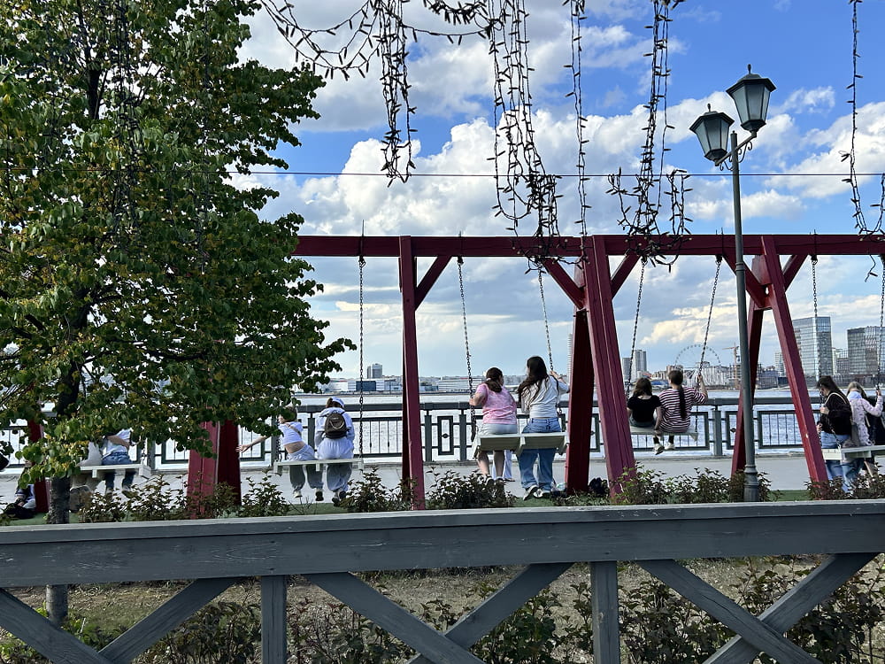 Городской пейзаж с дорожками