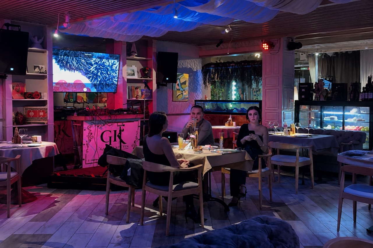Дым и ресторанная атмосфера в 1st Gallery Lounge