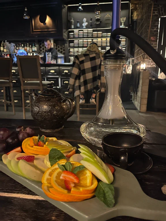 Дым, коктейли и кухня в Tangiers Lounge