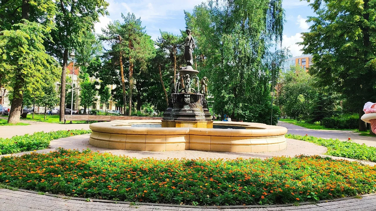 Лядской сад в Казани с фонтаном и зелёными аллеями