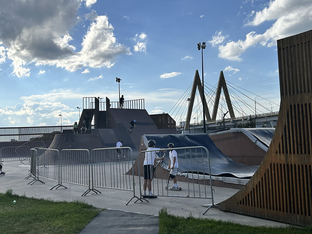 Крытая зона экстрим-парка УРАМ - BMX, скейт и трюковые самокаты в Казани