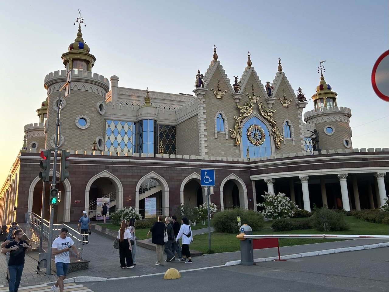 Фасад театра Экият - красивое здание в центре Казани, место для культурного отдыха