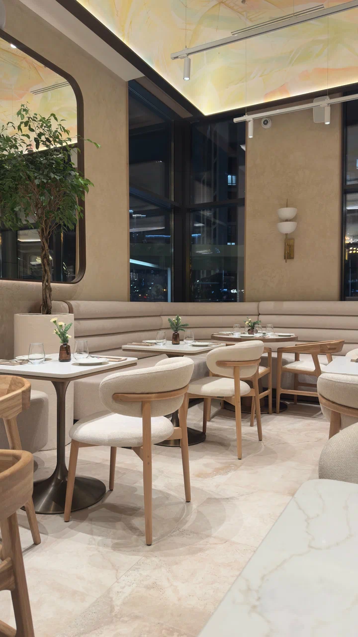 салат с инжиром и креветками в VIO Bistro